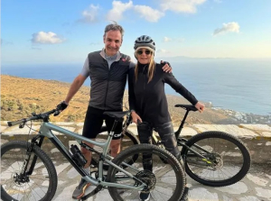 Μητσοτάκης: Βγήκε για ποδήλατο στην Τήνο με την σύζυγό του Μαρέβα
