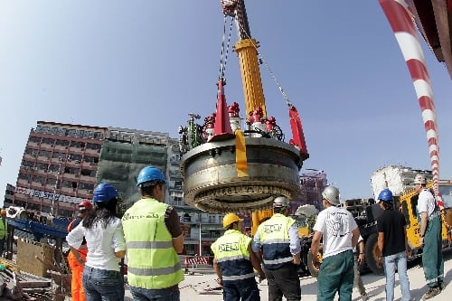 Φωτογραφία αρχείου εικονίζει εργαζόμενους στο Μετρό Θεσσαλονίκης που συναρμολογούν μέρη του μετροπόντικα στο εργοτάξιο του Σιδηροδρομικού Σταθμού, Τρίτη 2 Σεπτεμβρίου 2008. Το Σάββατο 30 Νοεμβρίου 2024 δίνεται στην κυκλοφορία το Μετρό Θεσσαλονίκης, ως προς τη βασική του γραμμή. Αποφασίστηκε να κατασκευαστεί ως δημόσιο έργο τον Σεπτέμβριο του 2003 με χρηματοδότηση του Ελληνικού Δημοσίου και της Ευρωπαϊκής Ένωσης. Η τελετή εγκαινίων πραγματοποιείται σήμερα παρουσία της Προέδρου της Δημοκρατίας Κατερίνας Σακελλαροπούλου και του πρωθυπουργού Κυριάκου Μητσοτάκη. ΑΠΕ-ΜΠΕ/ΑΠΕ-ΜΠΕ/ΝΙΚΟΣ ΑΡΒΑΝΙΤΙΔΗΣ