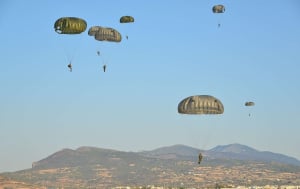 Ολοκληρώθηκε το Σχολείο Βασικής Εκπαίδευσης Αλεξιπτωτιστών στον Ασπρόπυργο