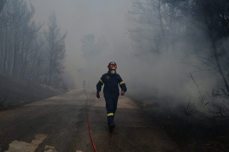 Φλόγες πολιορκούν σπίτια σε Πεντέλη και Άνω Βριλήσσια – Μήνυμα του 112 για εκκένωση στον Διόνυσο