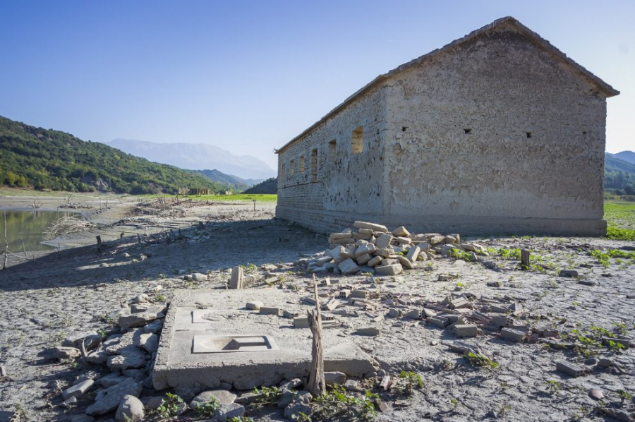 Η ξηρασία αποκάλυψε βυθισμένο οικισμό στην τεχνητή λίμνη του Πουρναρίου στην Άρτα