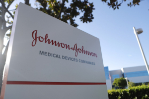 Johnson &amp; Johnson: Προβλέπει έσοδα από το εμβόλιο μόλις 2,5 δισ. δολαρίων