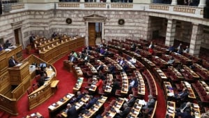 Βουλή: Ψηφίστηκε το νομοσχέδιο για τον τουρισμό - Οι αντιδράσεις της αντιπολίτευσης