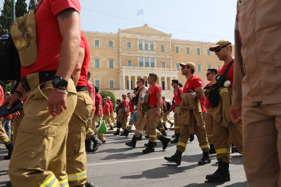 Συγκέντρωση εποχικών και συμβασιούχων πυροσβεστών στο Σύνταγμα