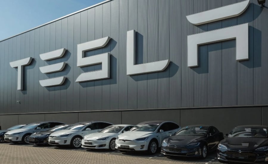 Tesla: «Βουτιά» 4% για τη μετοχή της