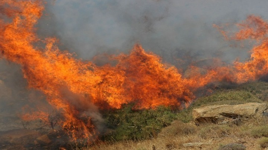 Σε εξέλιξη, αλλά υπό έλεγχο,  φωτιά στο Ρέθυμνο - Ολονύκτια μάχη, σηκώθηκαν τα πρώτα εναέρια μέσα