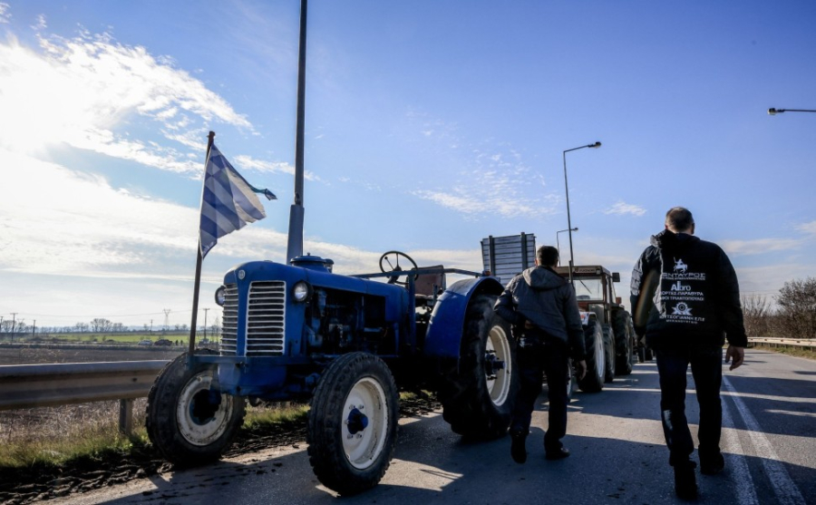 Θεσσαλονίκη: Στον κόμβο Μαλγάρων οι αγρότες με τα τρακτέρ τους