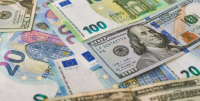 Το ευρώ υποχωρεί 0,08%, στα 1,0700 δολάρια