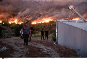 ΕΛΑΣ: 180 απεγκλωβισμοί από την πυρκαγία στην Αττική από χθες το βράδυ έως τα ξημερώματα