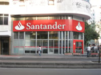 FT: Η Banco Santander εξετάζει το ενδεχόμενο εξόδου της από τη Βρετανία