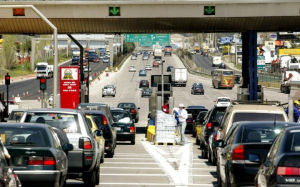 Σε εξέλιξη η έξοδος των εκδρομέων για το τριήμερο του Αγ. Πνεύματος- Αυξημένη η κίνηση στην Αθηνών-Κορίνθου