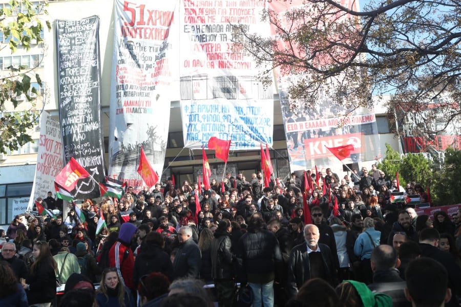 ΑΠΘ: Πολίτες συρρέουν από το πρωί, προς τιμήν της επετείου του Πολυτεχνείου