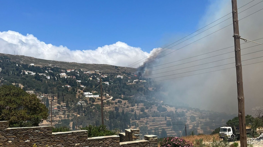 Βελτιωμένη η εικόνα της πυρκαγιάς στην Άνδρο - Υπό μερικό έλεγχο η πυρκαγιά στον Ασπρόπυργο