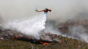 Χίος: Σε εξέλιξη η πυρκαγιά στις Καρυές