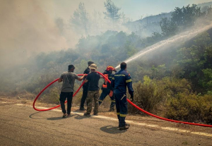 Θήβα: Δύο φωτιές σε αγροτικές περιοχές, κοντά σε βιομηχανίες