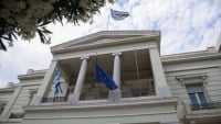 Πηγές ΥΠΕΞ: Γιατί η Ελλάδα απείχε από την ψηφοφορία στον ΟΗΕ για την ανθρωπιστική βοήθεια στην Γάζα