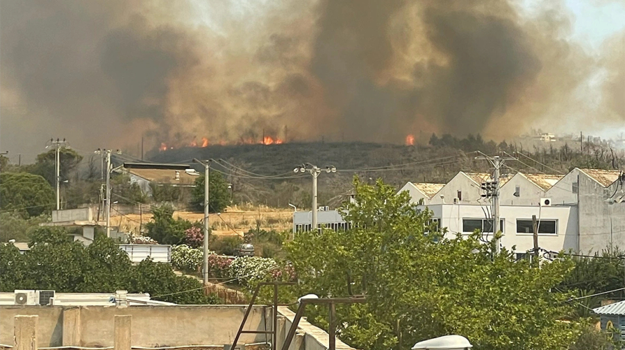 Φωτιά στο Κρυονέρι, κοντά σε κατοικημένη περιοχή