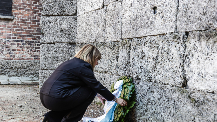 Η Κ. Σακελλαροπούλου επισκέφθηκε το μνημείο του Άουσβιτς στην Πολωνία