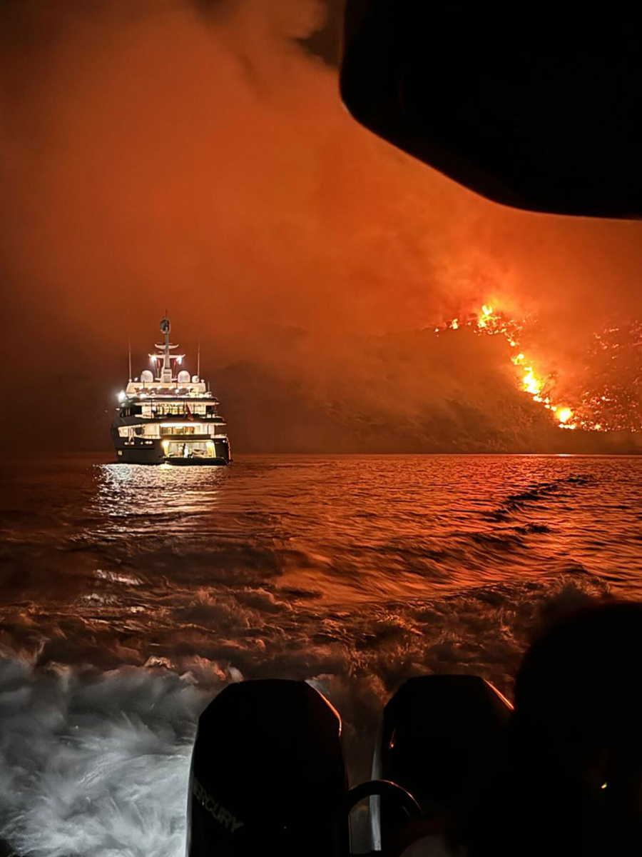 Στην Εισαγγελία Πειραιά οι 13 συλληφθέντες που φέρονται ως υπαίτιοι για τη φωτιά στην Ύδρα