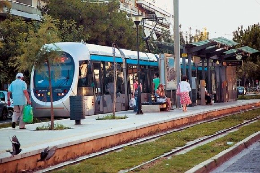 Τραμ παρέσυρε πεζό στην Γλυφάδα - Δεν κινδυνεύει η ζωή του