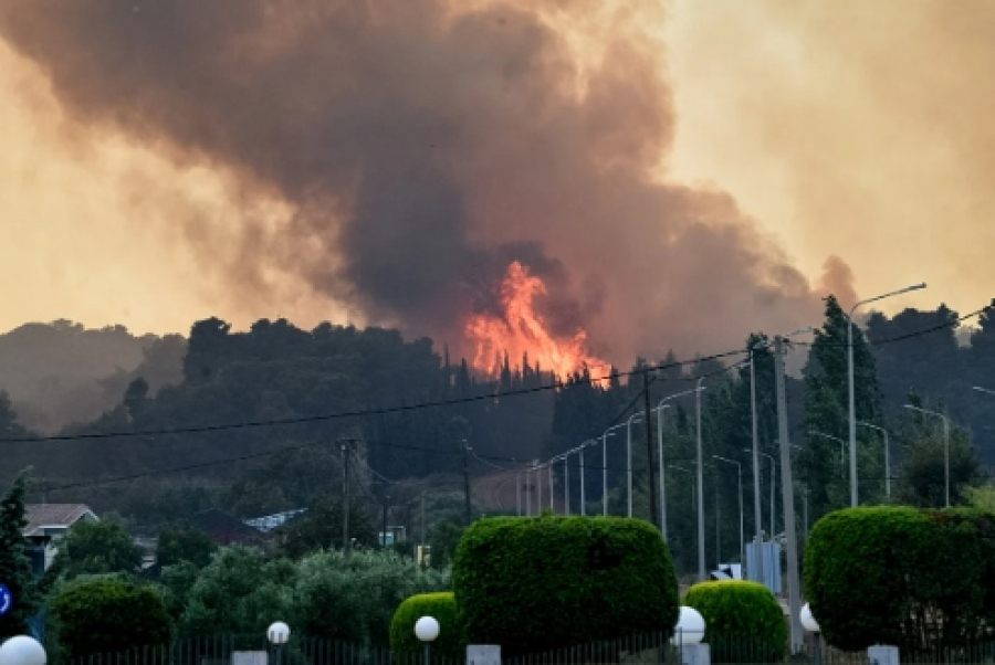 Υπό μερικό έλεγχο τέθηκε η πυρκαγιά στη Σαλαμίνα