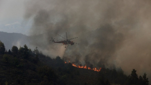 Χωρίς ενεργό μέτωπο η πυρκαγιά στο Ξυλόκαστρο - Μάχη με τις διάσπαρτες εστίες