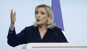 Γαλλία: Το ακροδεξιό κόμμα της Λεπέν είναι το δημοφιλέστερο, ενόψει των πρόωρων εκλογών