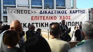 Συγκέντρωση διαμαρτυρίας των δικηγόρων της Αθήνας έξω από τον Άρειο Πάγο κατά του νέου δικαστικού χάρτη