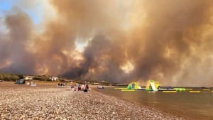 Συνεχίζεται η μάχη με τις φλόγες στην Ρόδο