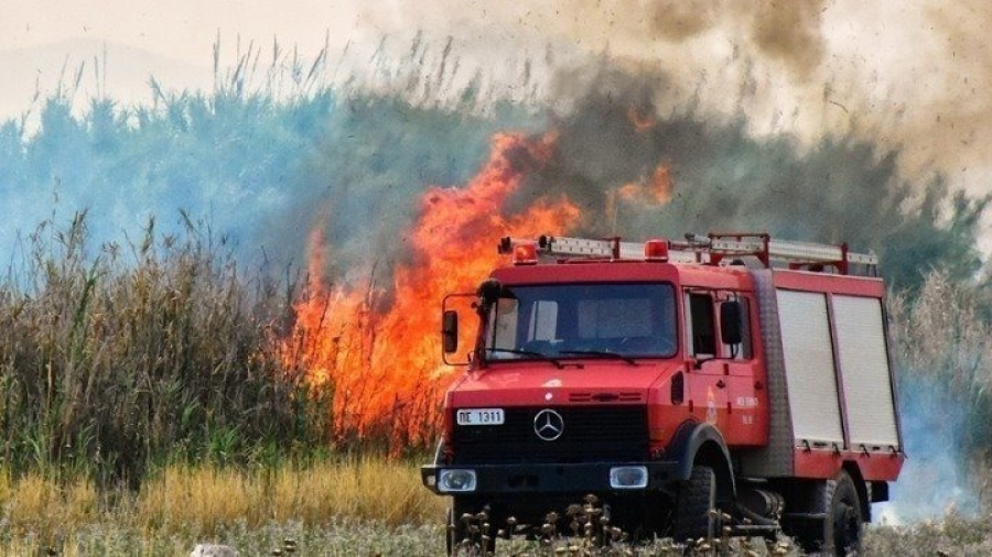 Πυρκαγιά σε χαμηλή βλάστηση στην Παιανία Αττικής