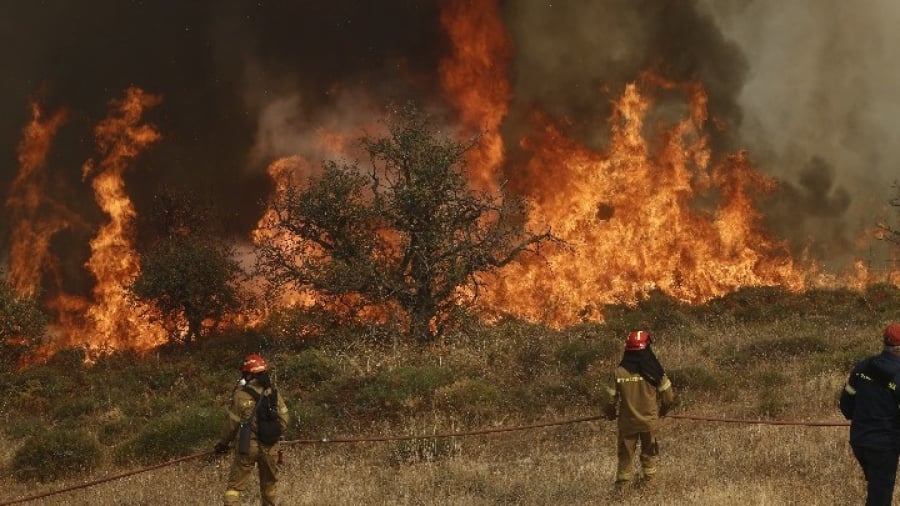 Με διάσπαρτες εστίες πυρκαγιάς αντιμέτωποι οι πυροσβέστες στο Ξυλόκαστρο