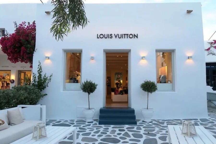 Louis Vuitton: Αύξησε κατά 385% τον τζίρο της στην Ελλάδα μετά την πανδημία – Έτοιμη να ξεπεράσει φέτος τα 70 εκατ. ευρω.