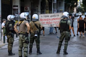 Ένταση και 32 προσαγωγές το πρωί στην πλατεία Εξαρχείων για το μετρό