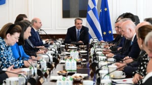 Κ. Μητσοτάκης στο υπουργικό: Αυστηροποίηση ποινών για οπλοκατοχή στους νέους - Σχεδόν 20.000 νέες προσλήψεις το 2025