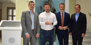 Από αριστερά προς τα δεξιά: Ο κ. Πέτρος Ζησιμόπουλος, Sales Manager της Nova ICT, ο κ. Νίκος Χαρδαλιάς, Περιφερειάρχης, ο κ. Γιώργος Παναγόπουλος, Δήμαρχος Σαλαμίνας  και ο κ. Αλέξανδρος Μπρέγιαννης, CEO Nova ICT.