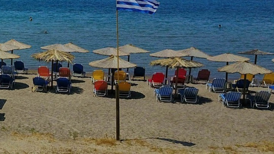 Tο ΥΠΟΙΚ ξήλωσε ομπρέλες σε παραλία της Ρόδου - Χατζηδάκης: Όταν λέμε ότι μπαίνει τάξη στον αιγιαλό, το εννοούμε
