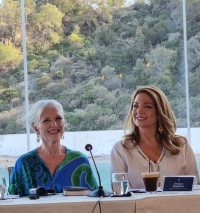 Τι κάνει (ξανά) στην Ελλάδα η μητέρα του Elon Μusk;