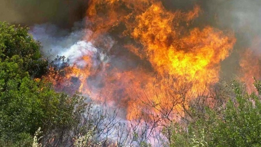 Συνεχίζεται η μάχη με τις φλόγες στο Ξυλόκαστρο - Τραυματίστηκαν δύο πυροσβέστες