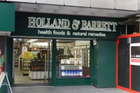 Holland &amp; Barrett: Βήμα πίσω στην πρεμιέρα, βήμα μπροστά τα Social media