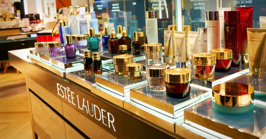 Estée Lauder: Μείωση 45% στα κέρδη προ φόρων το 2023-2024