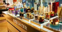 Estée Lauder: Μείωση 45% στα κέρδη προ φόρων το 2023-2024