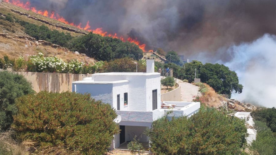 Μαίνεται η φωτιά στην Άνδρο- Καταφθάνουν ενισχύσεις από την Αθήνα