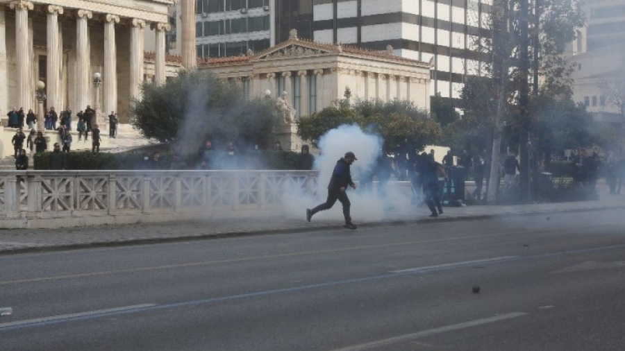 Επεισόδια στη διαδήλωση για τα Τέμπη στο Σύνταγμα - 11 προσαγωγές και μία σύλληψη