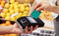 Μείωση 50% των προμηθειών στα POS για συναλλαγές έως 10 ευρώ