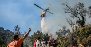 Εκκενώνεται το Μαύρο Λιθάρι λόγω πυρκαγιάς